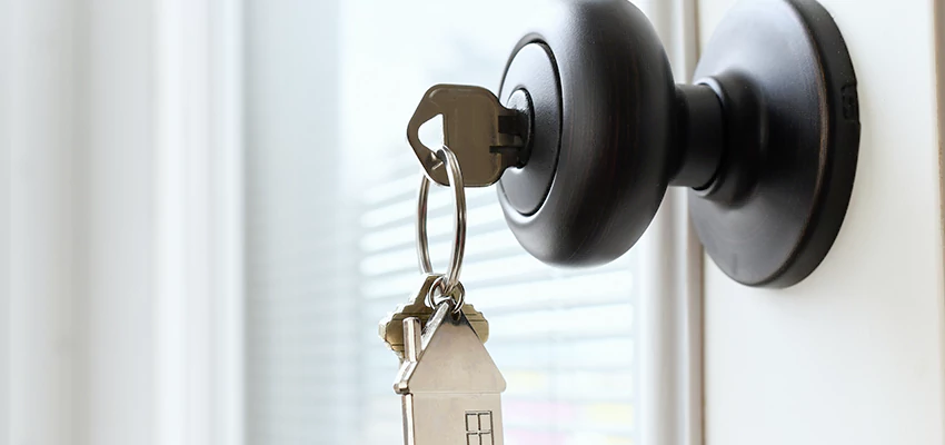 Bifold Door Knob Replacement in Farmersville, California